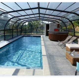 Piscine avec Abri et SPA installés par Piscines Bago