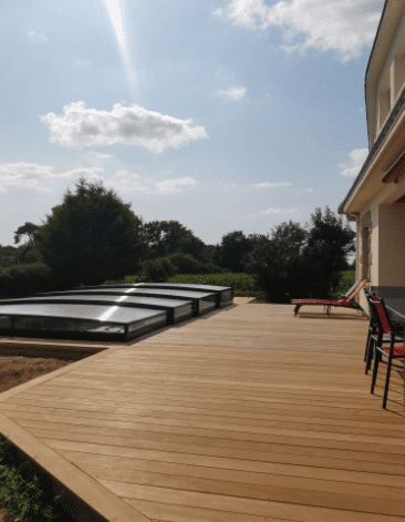 Piscine extérieure avec abri construite par Piscines Bago