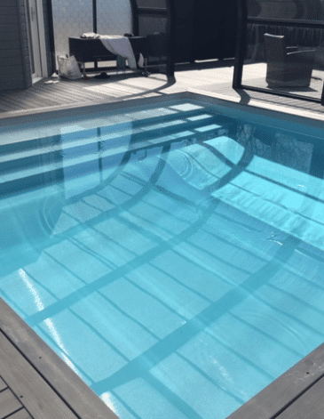 Mini piscine à marche installée par Piscines Bago