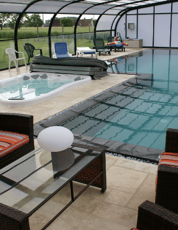 Piscine avec abri et spa construite par Piscines Bago