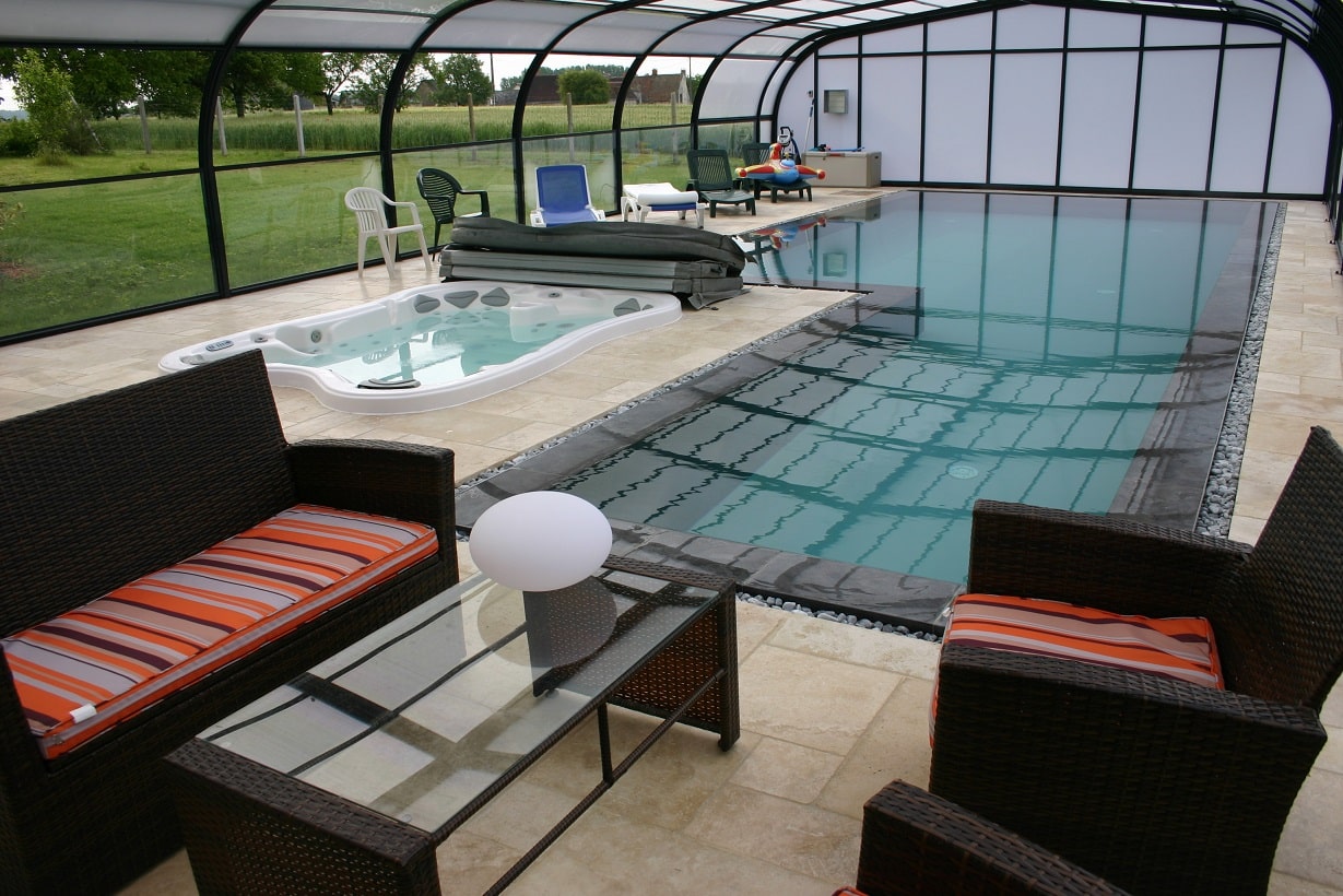 Exemple de piscine sur mesure avec abris et SPA par Piscines Bago